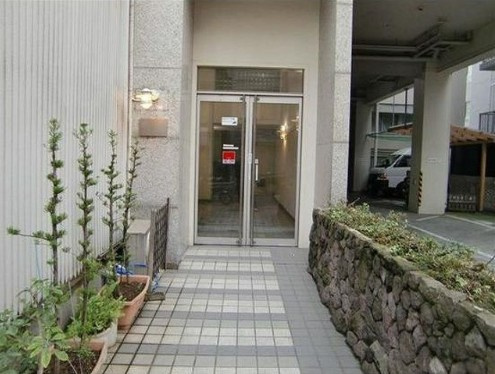 慶応マンションのエントランス