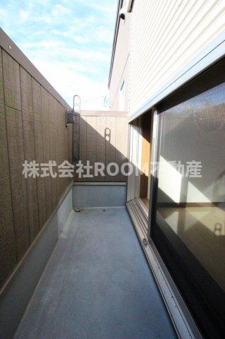 山科アパートのバルコニー|暖かな日差しのふりそそぐバルコニー