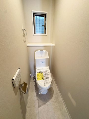 松室扇田町のトイレ|1階と2階の2ヶ所に配置しており、来客時や朝の身支度時にも同時に使えて嬉しい♪（R8.7撮影）