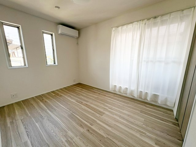松室扇田町の洋室|南向きに面した洋室は、太陽の光がたっぷりお部屋に差し込み、陽だまり空間に♪（R8.7撮影）