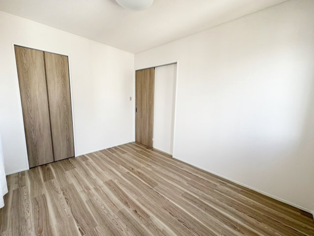 松室扇田町の洋室|木目や白を基調としたシンプルな仕上がりの洋室はインテリアプランを考えやすいのが魅力！（R8.7撮影）