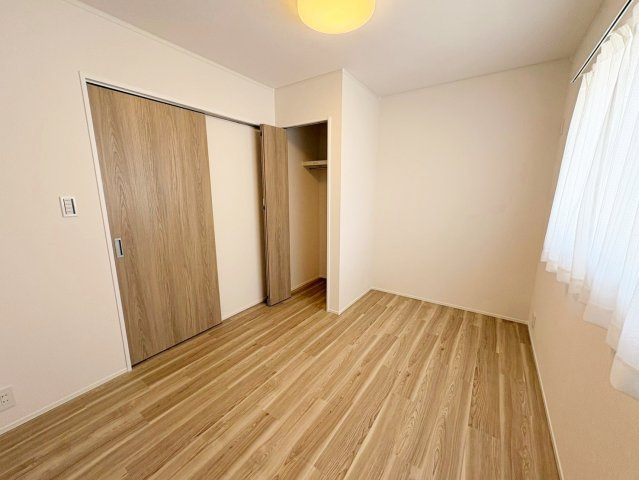 松室扇田町の洋室|クローゼット内はハンガーパイプが備え付けになっております。上部には棚も設けられており、収納ボックスなどでスッキリ整理整頓もできちゃいます！（R8.7撮影）