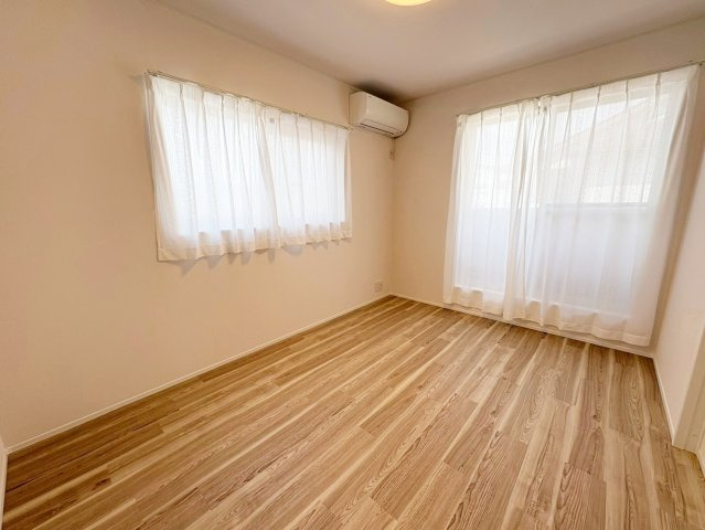 松室扇田町の洋室|ベッドや机など無理なく配置できる広さ。また全居室に収納を設け、お部屋がスッキリ片付き居住空間を広く活用できちゃいます！（R8.7撮影）