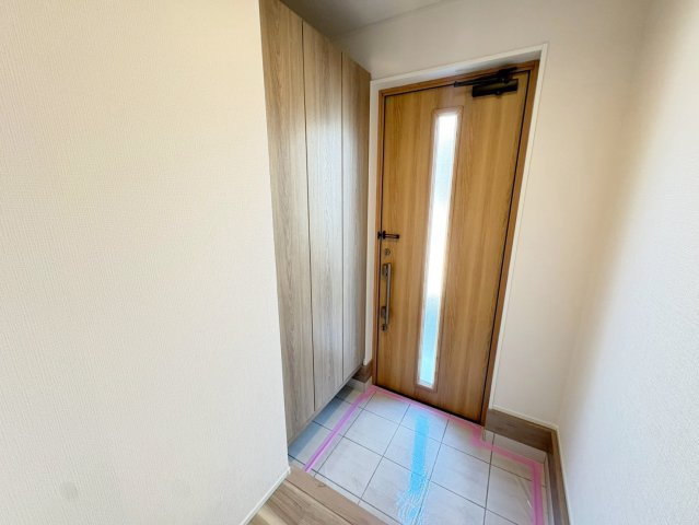 松室扇田町の玄関|住まいの「顔」となる玄関。スッキリした玄関にできるシューズボックスは欠かせない存在ですね♪（R8.7撮影）
