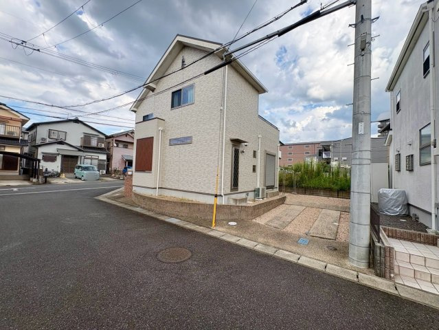 草津市笠山3丁目　中古戸建ての前面道路含む現地写真