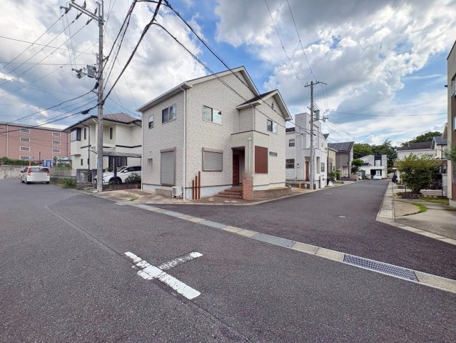 草津市笠山3丁目　中古戸建ての前面道路含む現地写真