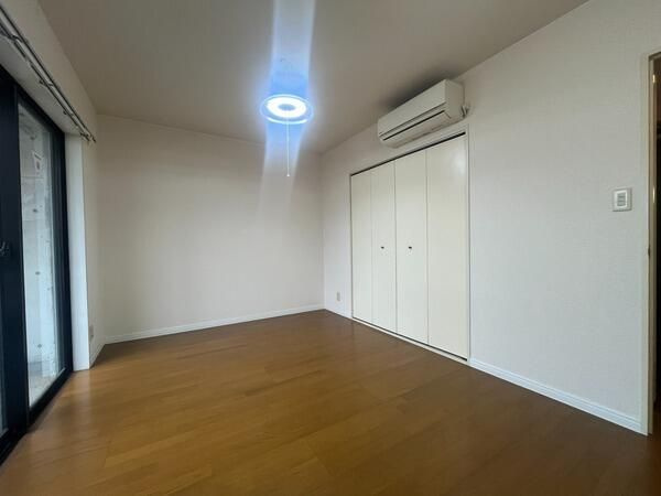 プラティーク夏目坂の洋室
