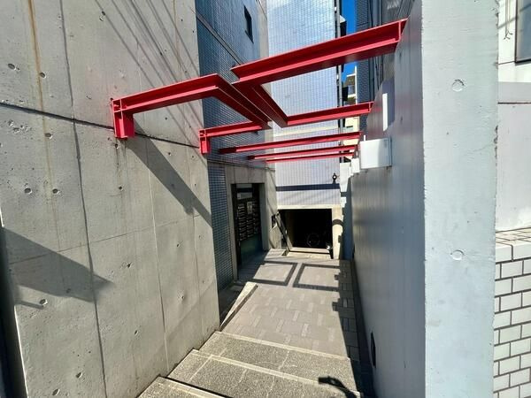 プラティーク夏目坂のエントランス