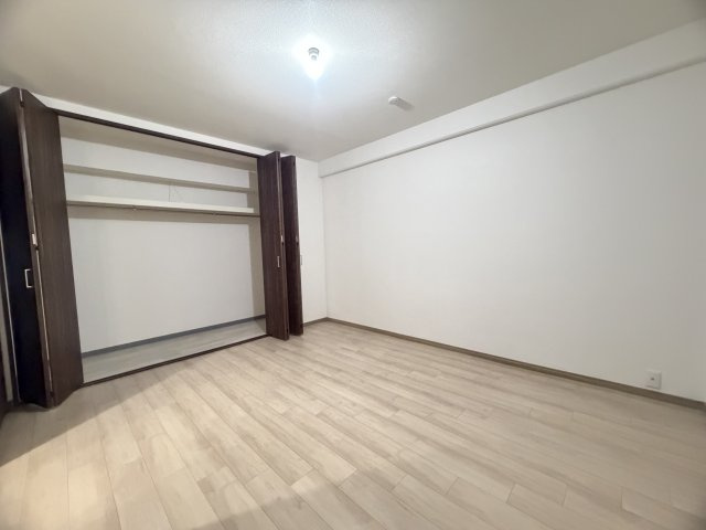 ロイヤルコーポ朝霧の洋室