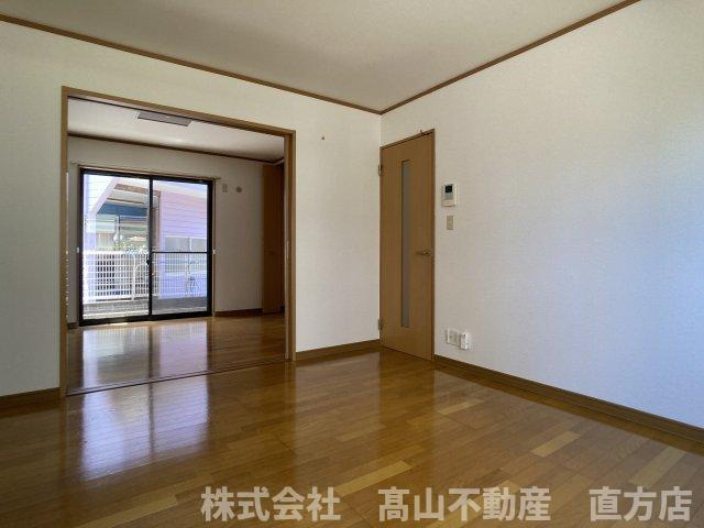 中間市中尾１丁目のアパートの居間・リビング