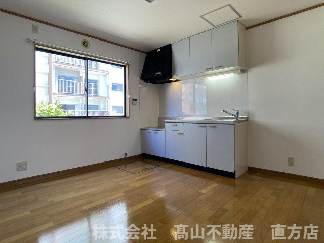 中間市中尾１丁目のアパートの居間・リビング