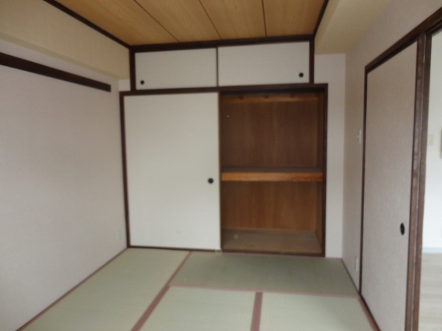 ガーデンハイツ桃山台弐番館の居間・リビング
