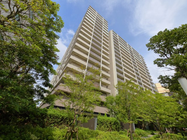 アースカラーを用いた気品ある色調をベースに、アクセントとして陽光を優しく包み込むガラス手摺を採用。