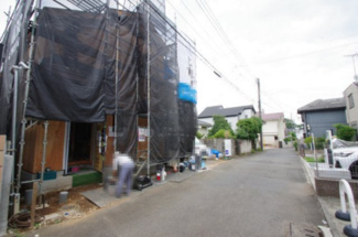 【前面道路含む現地写真】 | 【仲介手数料無料！！】小金井市前原町1丁目　新築戸建て（全2棟）B号棟　5790万円 | 令和８年７月３０日撮影　建築中