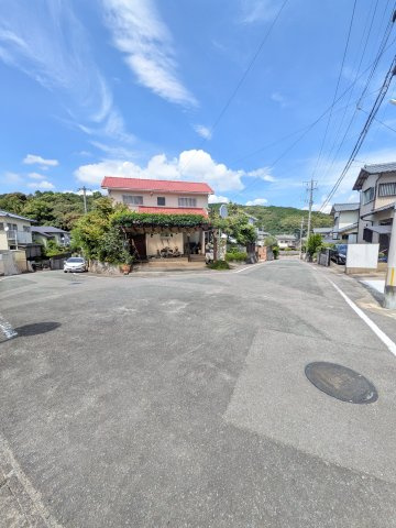 筑紫野市大字原の中古一戸建の前面道路含む現地写真
