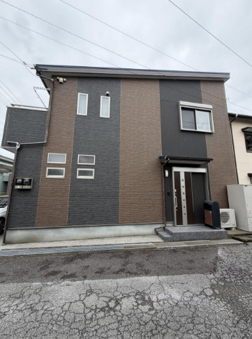 「各所に造作ニッチ」高知市一宮西町1丁目　中古一戸建ての外観|ブラウン×ダークグレーのスタイリッシュな外壁。
