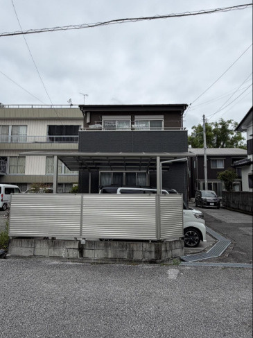 「各所に造作ニッチ」高知市一宮西町1丁目　中古一戸建ての前面道路含む現地写真|愛車を雨風から守るカーポート完備！目隠しフェンス付きでプライバシーも安心。
