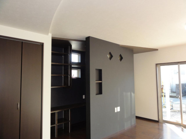 「各所に造作ニッチ」高知市一宮西町1丁目　中古一戸建ての居間・リビング|在宅ワークや子どもの勉強場所に大活躍！造作デスク付きのこだわりスペース♪