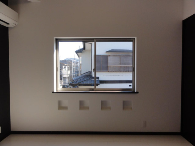 「各所に造作ニッチ」高知市一宮西町1丁目　中古一戸建ての洋室|窓下に配した並列ニッチが印象的な洋室。飾り棚としてもおススメ！