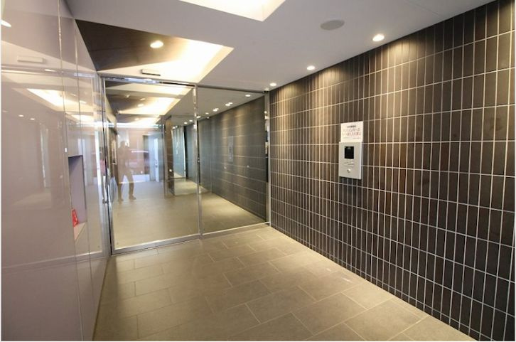 名古屋市中区丸の内３丁目の賃貸マンションのエントランス