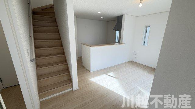 小屋裏収納付きで収納豊富の居間・リビング|当社で火災保険も取り扱っています