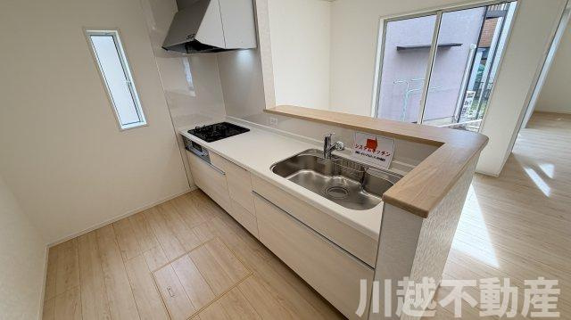 小屋裏収納付きで収納豊富のキッチン|チャイルドシートご用意しています