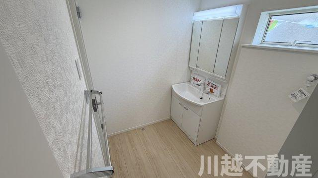 小屋裏収納付きで収納豊富の独立洗面台|お住み替え相談も得意です