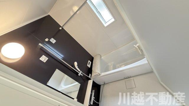 小屋裏収納付きで収納豊富の浴室|こちらにお電話ください0120-665-772