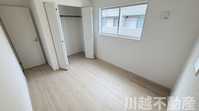 小屋裏収納付きで収納豊富の洋室|今週末の内見可能です