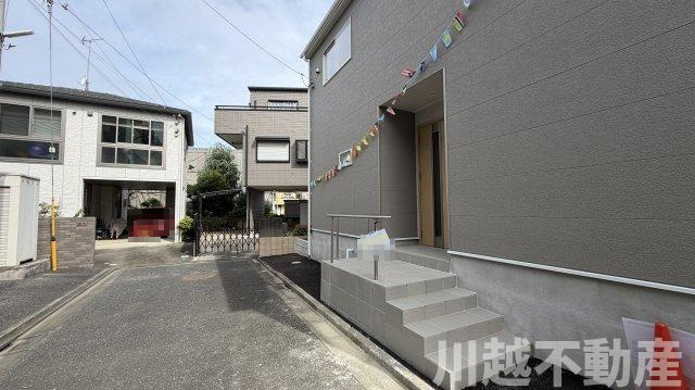 小屋裏収納付きで収納豊富の前面道路含む現地写真|店舗前駐車場あります。お車でご来店ください