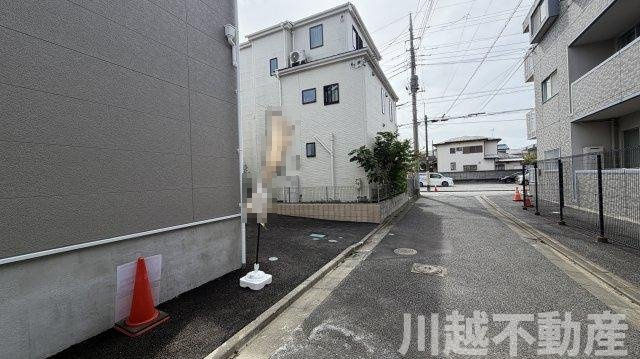 小屋裏収納付きで収納豊富の前面道路含む現地写真|住宅ローンにご不安な方もご相談ください