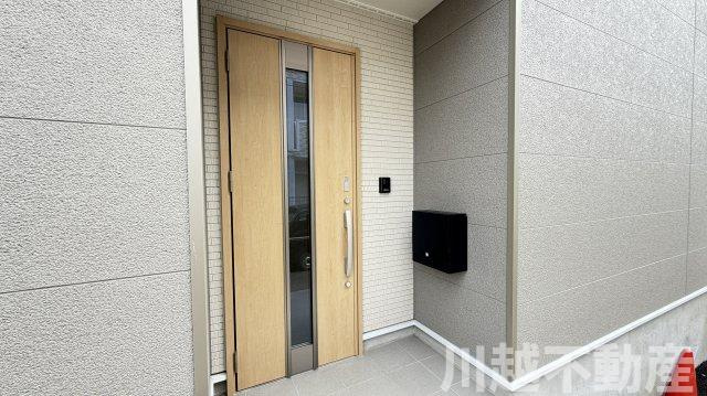 小屋裏収納付きで収納豊富の玄関|このサイトからは24時間ご連絡が可能です