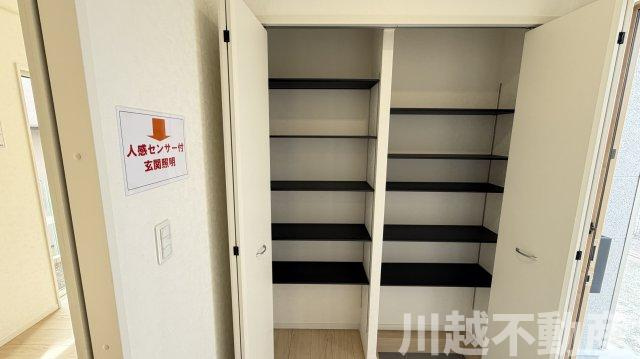 小屋裏収納付きで収納豊富の玄関|ご来店時に粗品プレゼントしています