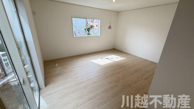 小屋裏収納付きで収納豊富の洋室|駅やご自宅からの送迎賜ります