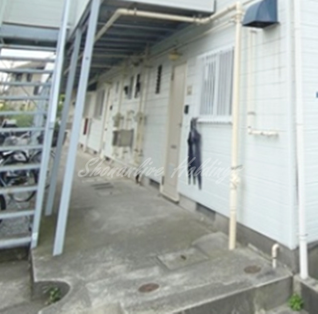藤沢市本鵠沼１丁目のアパートのエントランス