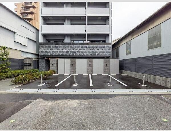 大阪市浪速区塩草３丁目の賃貸マンションの駐車場