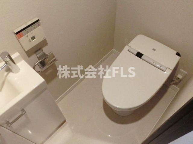 新宿区西新宿６丁目の賃貸マンションのトイレ