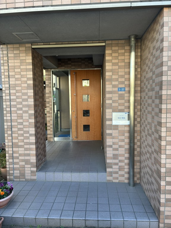 横浜市緑区長津田７丁目の賃貸マンションのエントランス