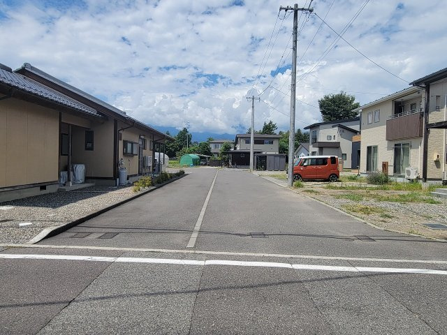 梓川倭売中古住宅の前面道路含む現地写真