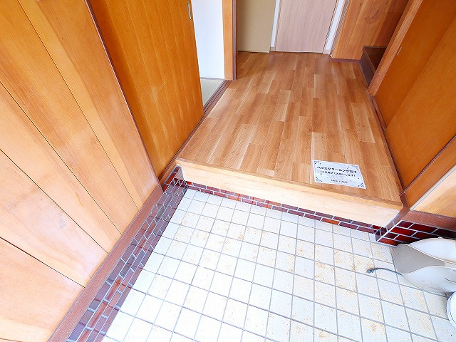 西木辻町貸家の玄関|明るい玄関です