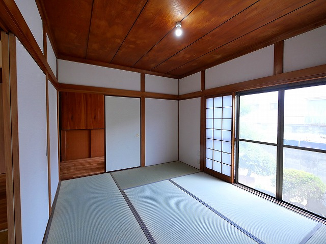 西木辻町貸家の和室|畳の上でゆっくりとくつろげる和室です