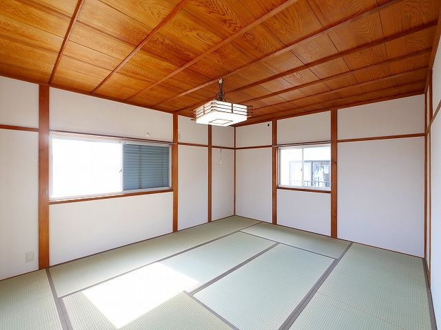 西木辻町貸家の寝室|開放的な寝室です