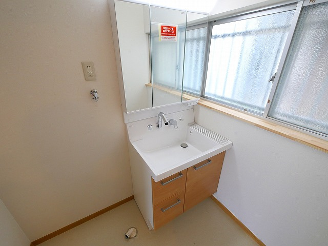 西木辻町貸家の洗面所|スペースが確保できる洗面所です