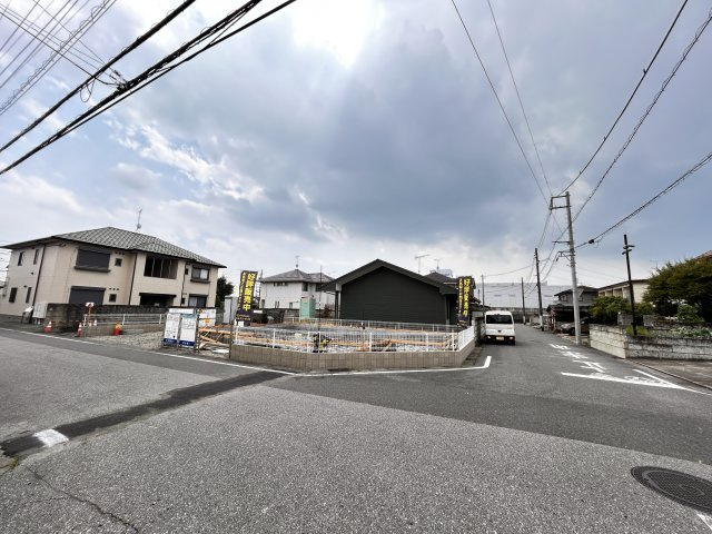 【LiveleGarden】宇都宮江曽島本町 全1棟の前面道路含む現地写真|〇1号棟〇
陽当たり・風通しともに良好な角地の新築住宅！
開放感のある立地で、毎日の暮らしが明るく快適に♪
外観も映える、特別な一邸です☆
※2026年7月撮影