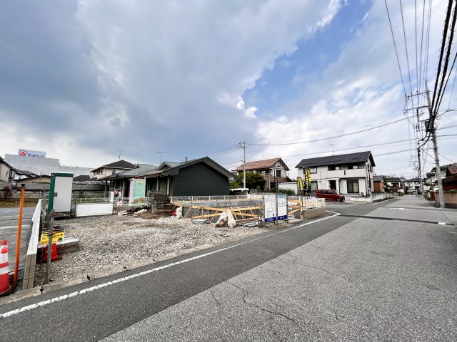 【LiveleGarden】宇都宮江曽島本町 全1棟の前面道路含む現地写真|〇1号棟〇
前面道路はゆとりの6ｍ幅。
車の出し入れもスムーズで、来客時も安心♪
開放感のある街並みに、暮らしやすさが広がります！
※2026年7月撮影