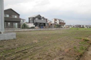 敷地面積132坪　売地　川越市池辺の外観|更地　広々とした敷地面積約132坪、有効宅地面積約83坪！建築条件なし！お好きなハウスメーカーで建築可能です♪