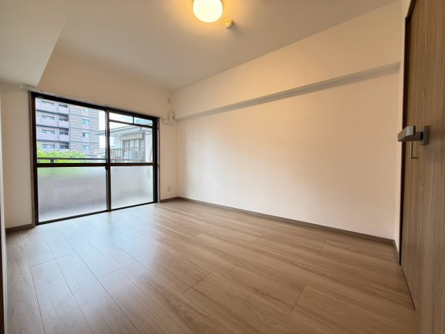 ロマネスク新屋敷／２Fの洋室