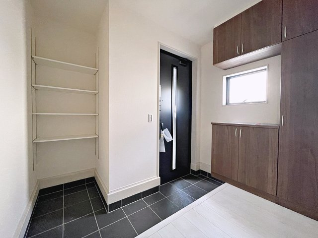 新築戸建・新築建売　福島市大森第10　大森小・信夫中の玄関|大容量のシューズボックスがあり収納豊富な玄関スペース。玄関ドアから日差しが入り明るいです！