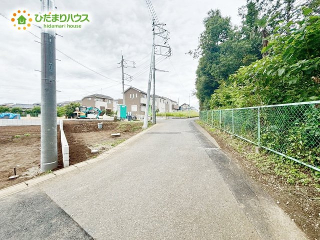 野田市清水635　新築戸建　H号棟の前面道路含む現地写真|接道：南側5m公道・東側6ｍ公道