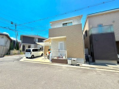 【前面道路含む現地写真】 | 茱萸木３丁目　中古一戸建 | 壁一面の大きなクローゼットやウォークインクローゼットありますよ！家族の思い出や季節の物も大切にしまっておけますね！